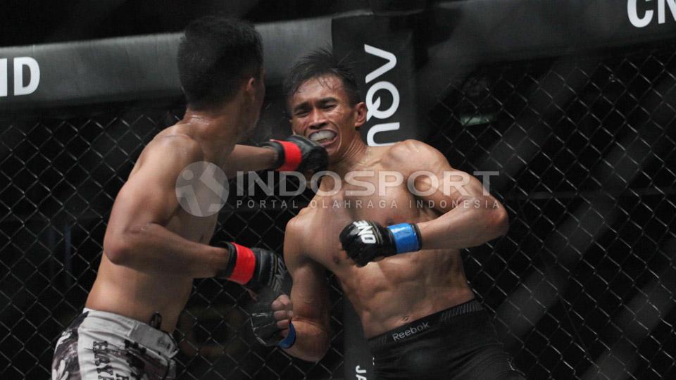 Sunoto menerima pukulan dari lawannya Mario Satya Wirawan  di One Fighting Championship 2015.